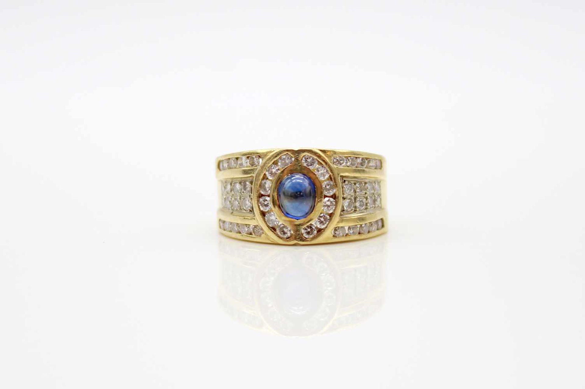 Ring made of 750 gold with a sapphire cabochon approx. 0.60 ct and diamonds, total approx. 0.80 ct