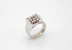 Ring in 585 white gold with 9 diamonds, total approx. 0.45 ct, high purity and colour,Weight 9.9