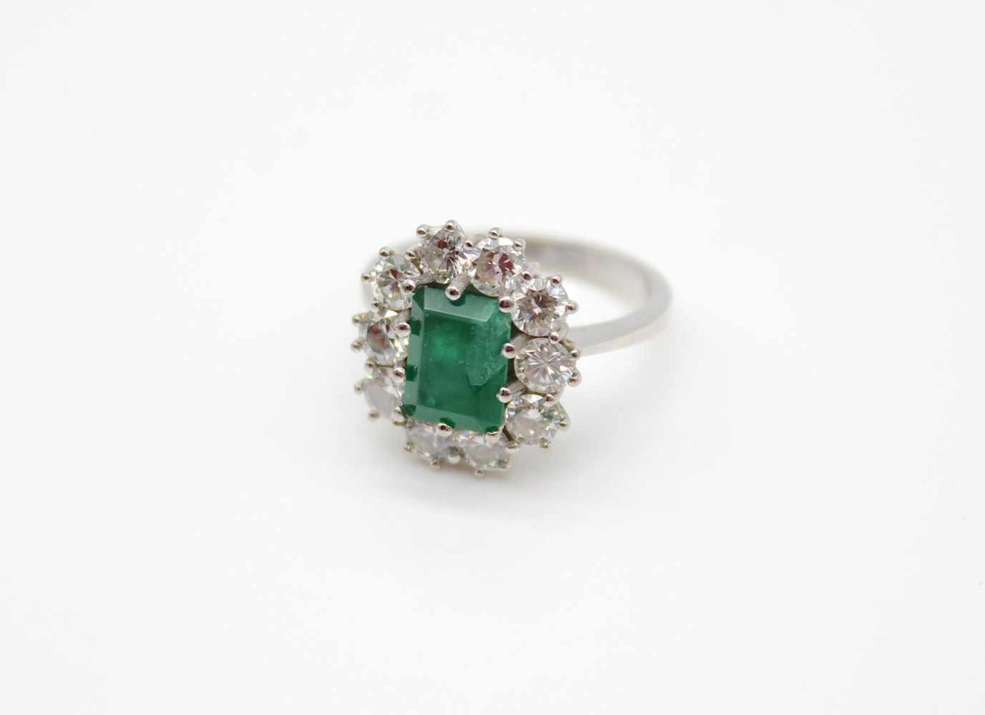 Ring made of 585 white gold with an emerald of approx. 2.1 ct and 10 diamonds, total approx. 1.9 ct, - Bild 2 aus 3