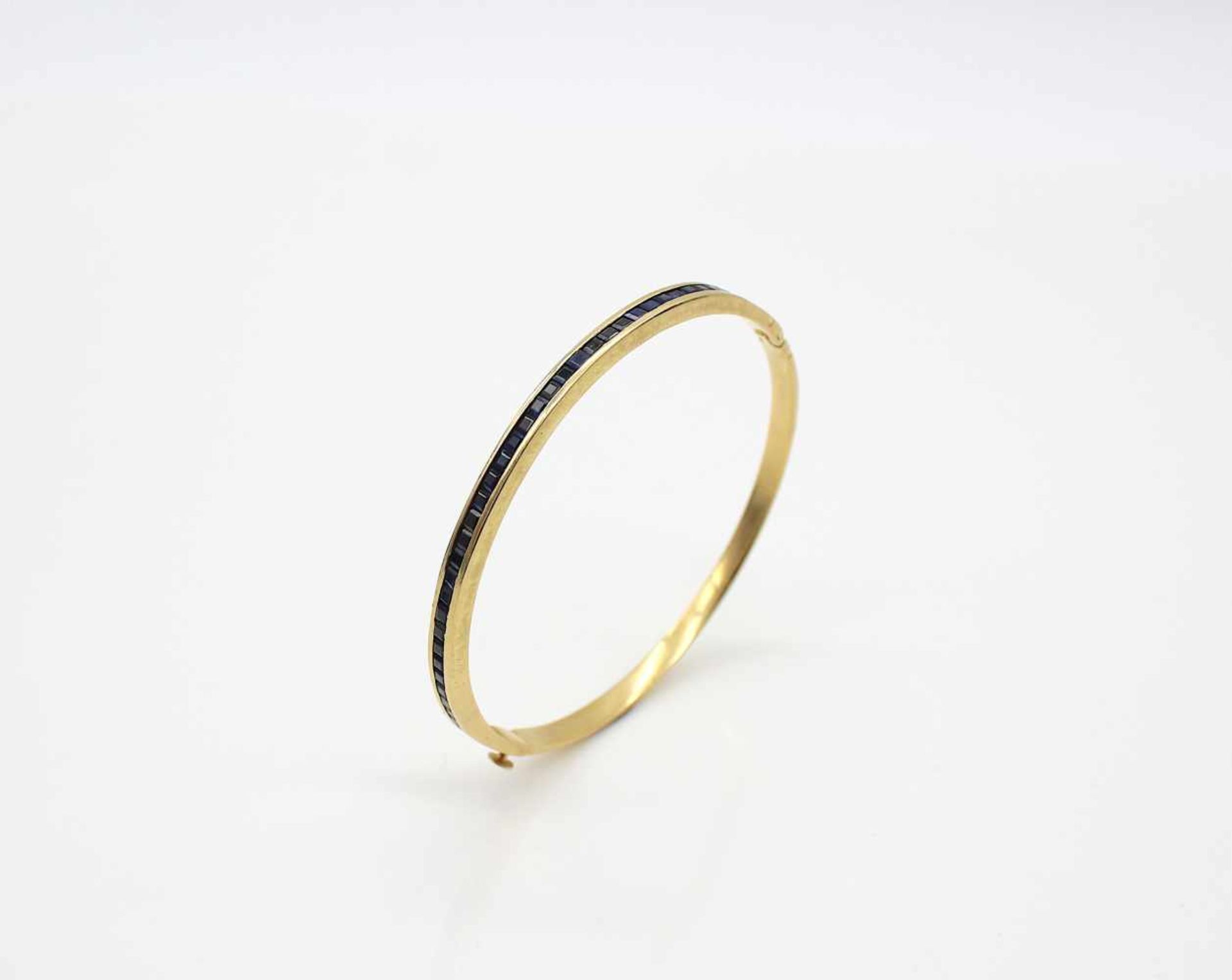 Bangle tested for 21,6 ct gold with 36 sapphires, total ca. 4 ct. The bracelet would have to be re- - Bild 2 aus 4