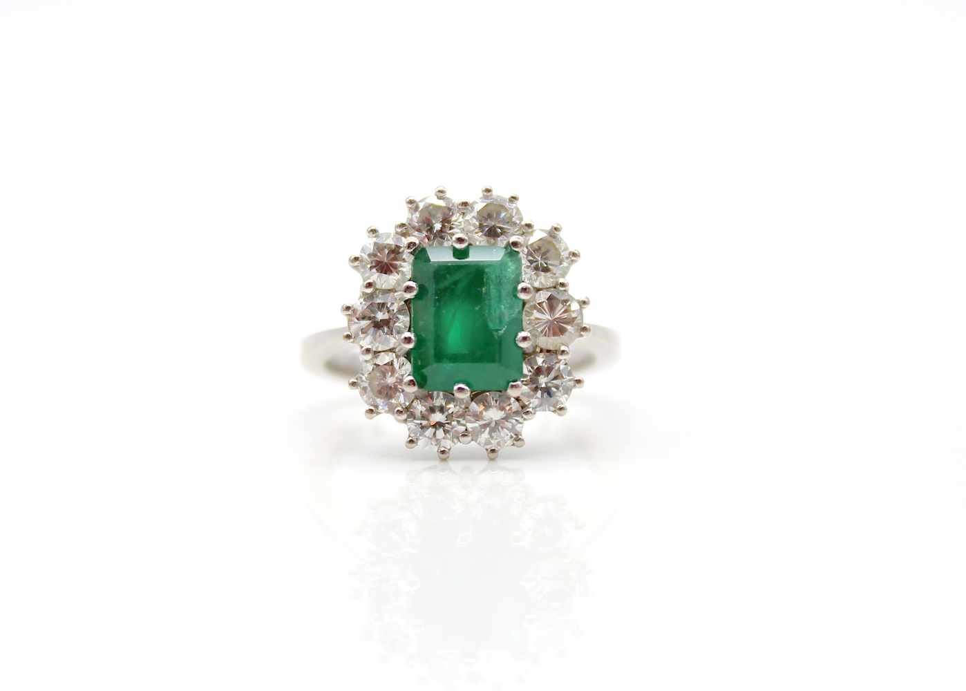 Ring made of 585 white gold with an emerald of approx. 2.1 ct and 10 diamonds, total approx. 1.9 ct, - Image 3 of 3