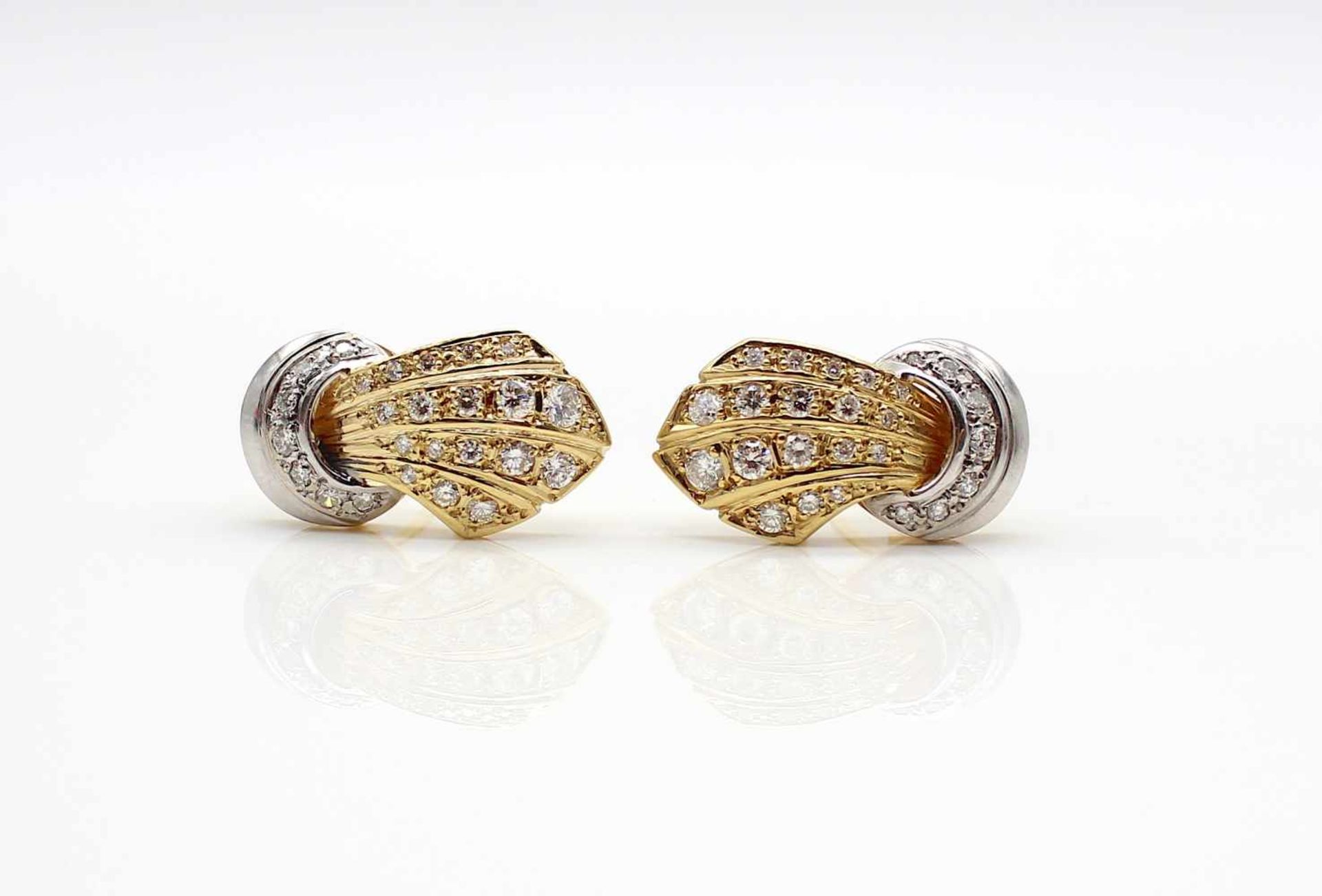 1 pair of earclips made of 750 gold with 50 diamonds, total approx. 1.4 ct in high purity and - Bild 3 aus 3