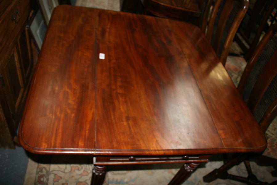 A Victorian mahogany Pembroke table on turned reeded legs, 102cms (40ins) wide.Condition Report - Image 4 of 8