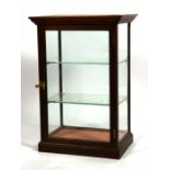 An Edwardian mahogany shop counter display cabinet with two inner shelves, 52cm (20.5ins) wide.