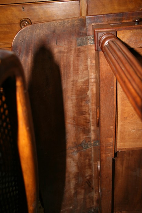 A Victorian mahogany Pembroke table on turned reeded legs, 102cms (40ins) wide.Condition Report - Image 3 of 8