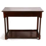 An Edwardian walnut serving table with reeded turned front supports, 107cms (42ins) wide.