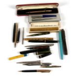 A quantity of fountain pens & propelling pencils, to include Parker (a/f).