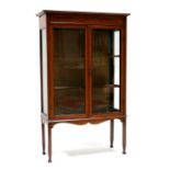 An Edwardian mahogany display cabinet, 89cms (35ins) wide.