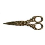 A pair of continental silver grape scissors cast with grape and vine decoration, 13cms (5.1ins)