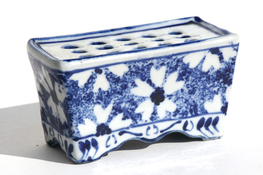 A blue & white spongeware flower brick, 12cms (4.75ins) wide.