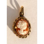 A 9ct gold cameo pendant.