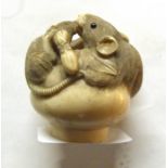 A signed Japanese ivory cane handle carved as a family of entwined rats, 4.5cms (1.75ins) diameter.