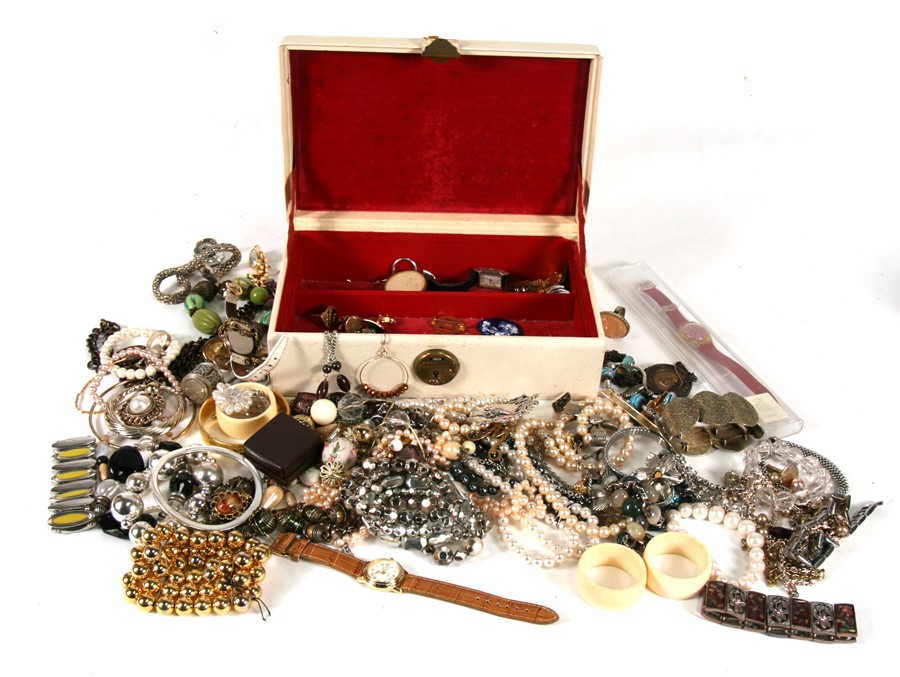 A quantity of costume jewellery.