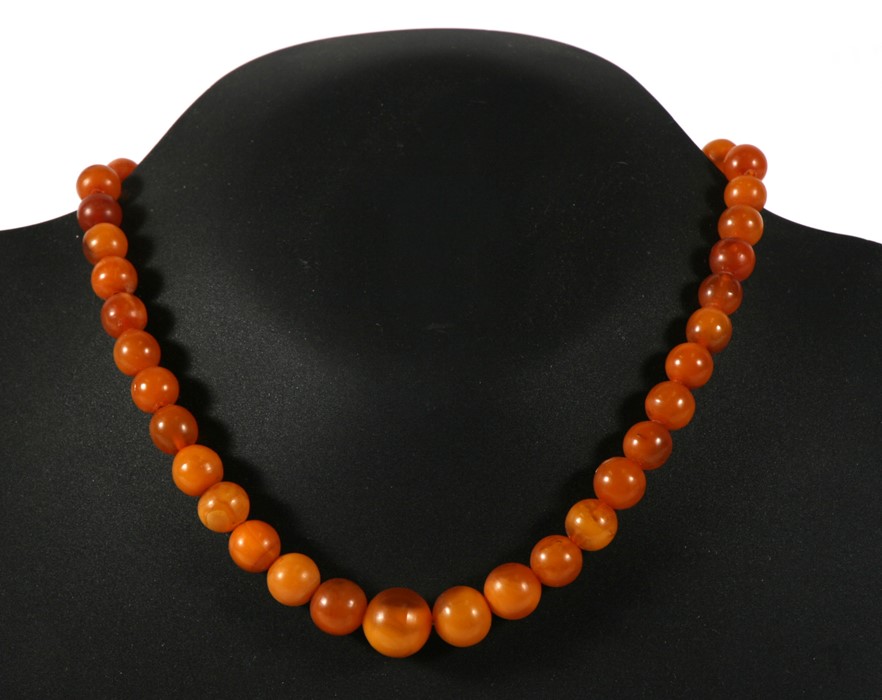 A graduated amber bead necklace, the largest bead 10mm diameter, overall weight 20.6g.