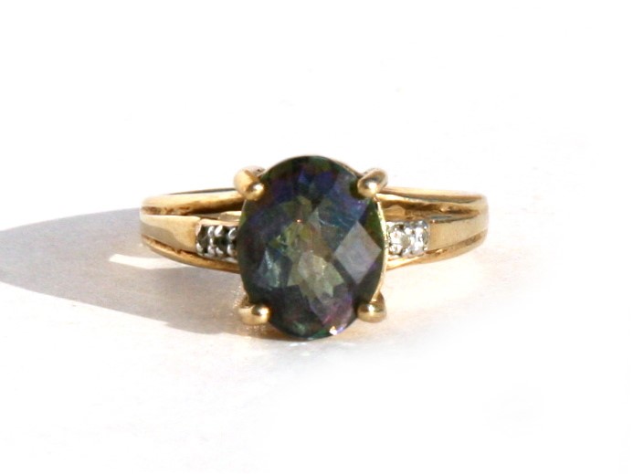 A 9ct gold dress ring, approx UK size 'N'.