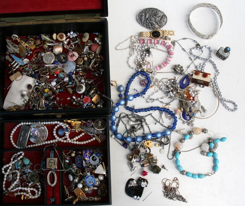 A quantity of costume jewellery in a black jewellery box