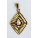 A 9ct gold pearl pendant set with a single pearl. 3cm (1.25 ins) high