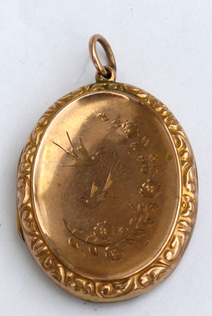 A Victorian yellow metal oval locket engraved with birds and flowers. 3.5cm (1.3 ins) high