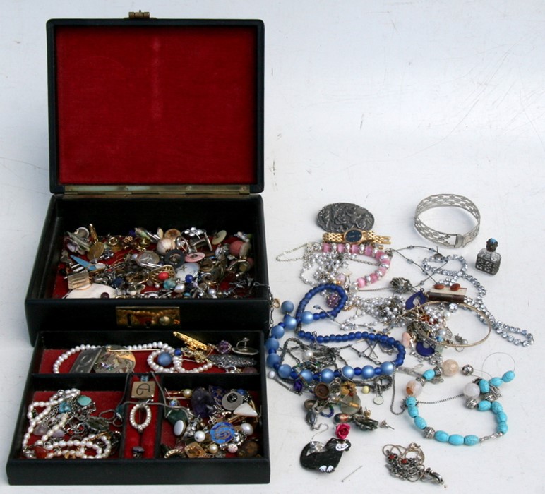 A quantity of costume jewellery in a black jewellery box - Image 2 of 2