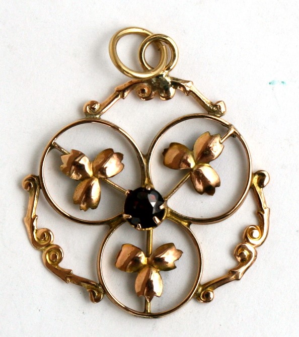 An Edwardian 9ct gold pendant set with a single garnet. 3.5cm (1.5 ins) high