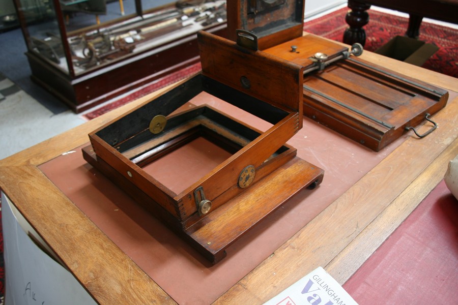 The mahogany body of a large wet plate studio portrait camera.Condition Report Inside diameter of - Image 6 of 14