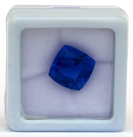 A natural sapphire loose gemstone with GGL certificate report stating the sapphire to be 7.55cts, - Image 3 of 3