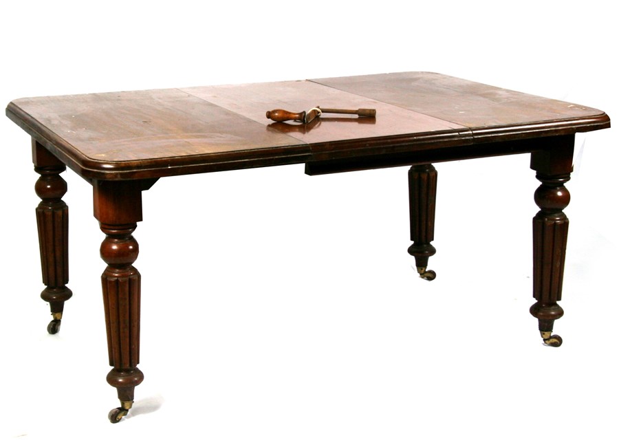 A late 19th century walnut extending dining table on turned legs. 146cm (57.5 ins) extended