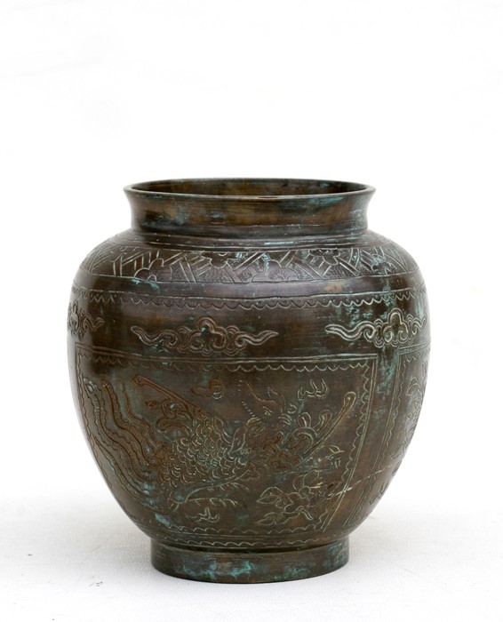 A Chinese bronze vase engraved with phoenix and flowers, seven character mark to underside, 13cms (