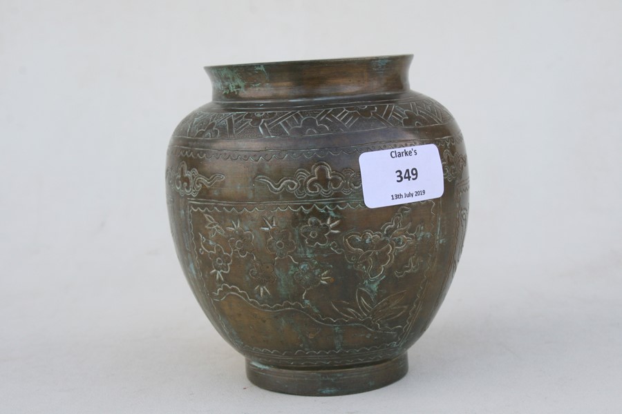 A Chinese bronze vase engraved with phoenix and flowers, seven character mark to underside, 13cms ( - Image 3 of 11