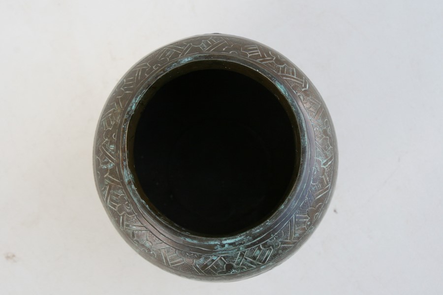 A Chinese bronze vase engraved with phoenix and flowers, seven character mark to underside, 13cms ( - Image 7 of 11