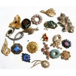 Twenty vintage costume brooches.