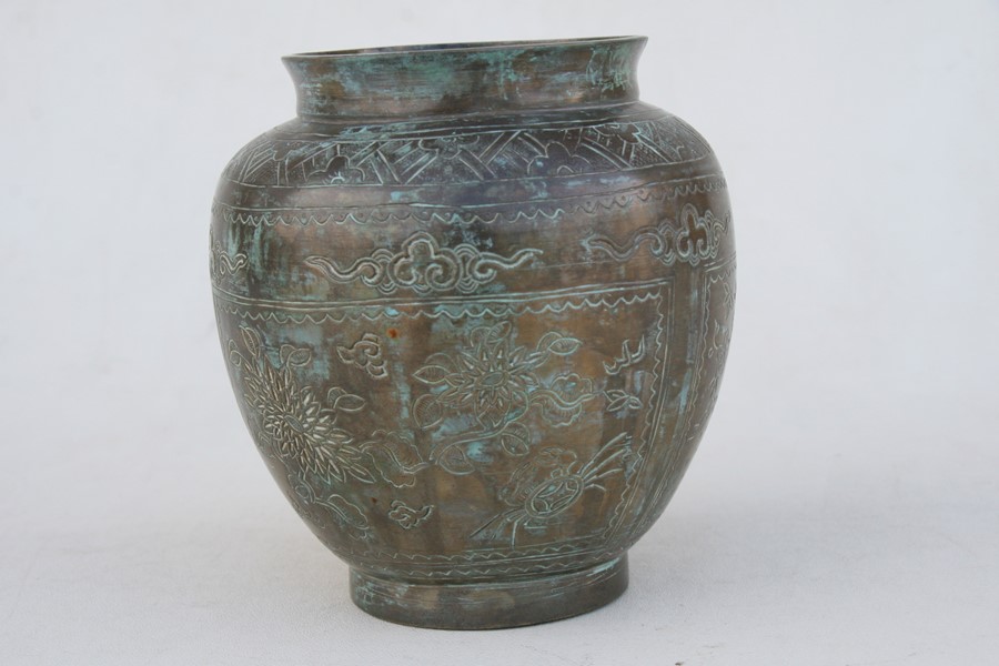 A Chinese bronze vase engraved with phoenix and flowers, seven character mark to underside, 13cms ( - Image 6 of 11