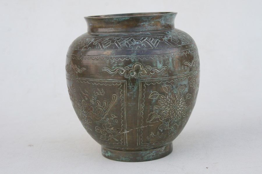 A Chinese bronze vase engraved with phoenix and flowers, seven character mark to underside, 13cms ( - Image 5 of 11