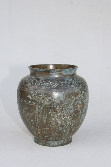 A Chinese bronze vase engraved with phoenix and flowers, seven character mark to underside, 13cms ( - Image 2 of 11