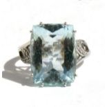 An 18ct white gold aquamarine and diamond ring, approx UK size 'M'.
