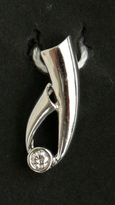 A 9ct white gold & diamond pendant.