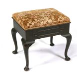 An Edwardian mahogany piano stool with lift-up upholstered seat, on cabriole legs, 50cms (19.5ins)