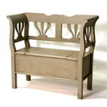 A grey painted pine settle with lift-up set, 100cms (39.5ins) wide.