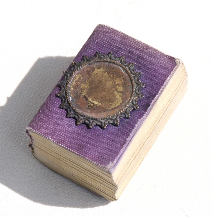 A miniature Victorian Bible. 4.5cms (1.75ins) by 3cms (1.125ins) by 2cms (0.75ins) thick - Image 2 of 3