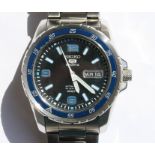 A Gentleman's Seiko Kinetic Sports 100 stainless steel wrist watch. the round black dial with