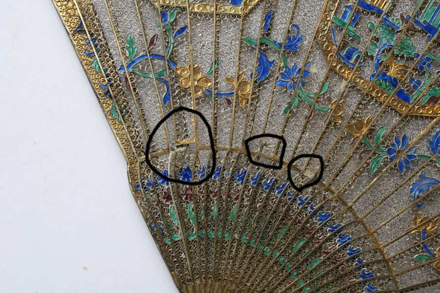 A Chinese silver gilt & enamel filigree brise fan decorated with buildings within panels and foliate - Image 2 of 10