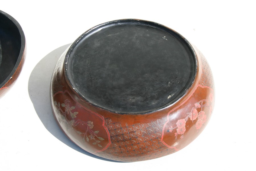 A large Chinese lacquer bowl & cover, decorated with dragons chasing a flaming pearl on a red - Image 6 of 14