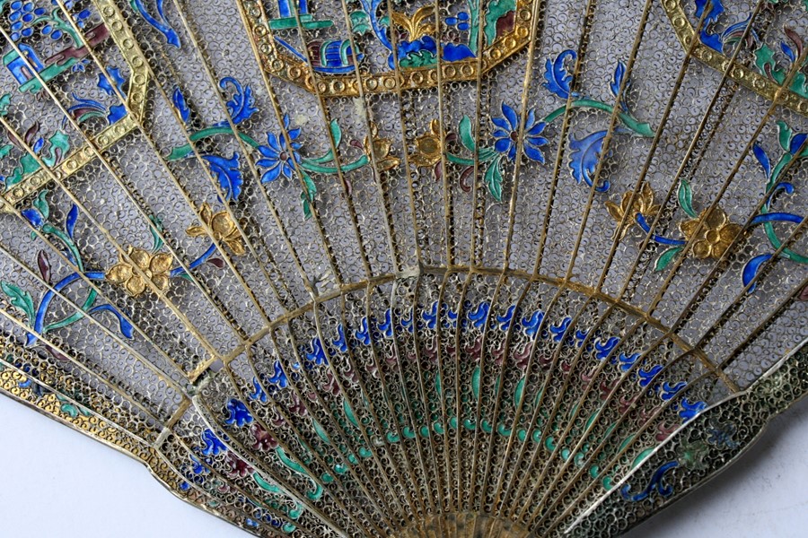 A Chinese silver gilt & enamel filigree brise fan decorated with buildings within panels and foliate - Image 3 of 10