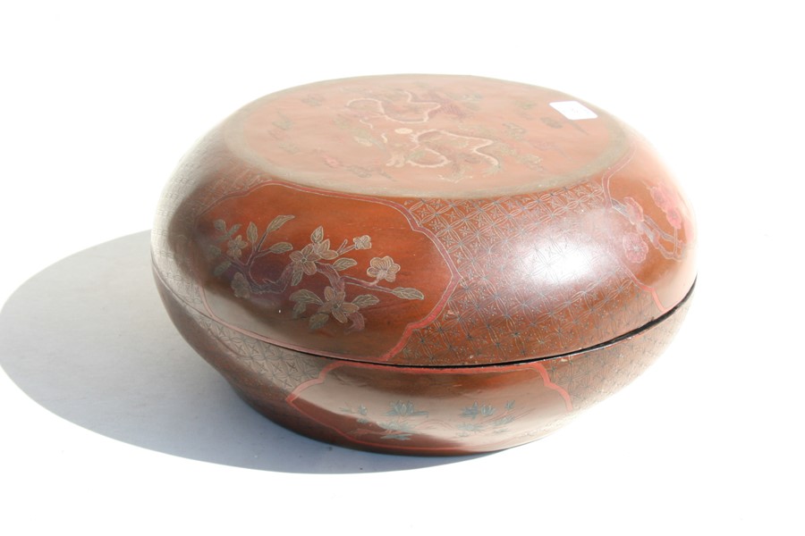 A large Chinese lacquer bowl & cover, decorated with dragons chasing a flaming pearl on a red - Image 2 of 14