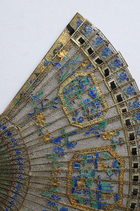 A Chinese silver gilt & enamel filigree brise fan decorated with buildings within panels and foliate - Image 7 of 10