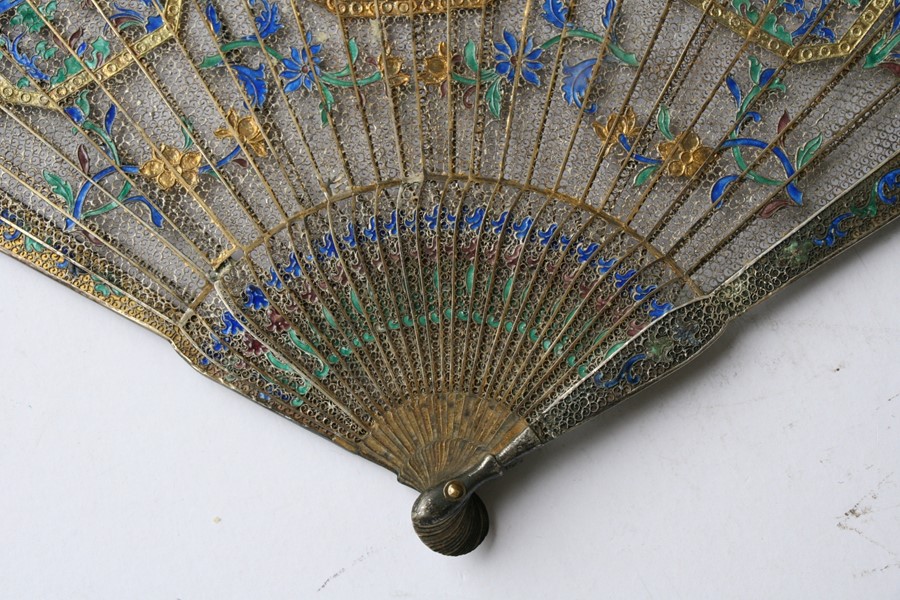 A Chinese silver gilt & enamel filigree brise fan decorated with buildings within panels and foliate - Image 4 of 10