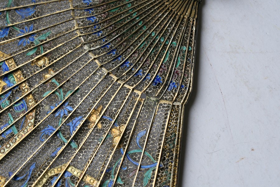 A Chinese silver gilt & enamel filigree brise fan decorated with buildings within panels and foliate - Image 9 of 10