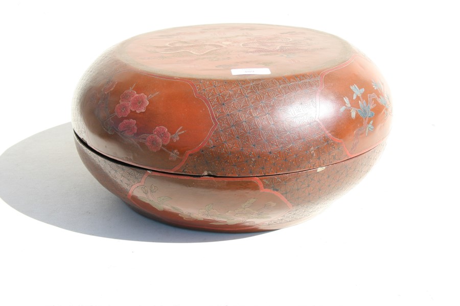 A large Chinese lacquer bowl & cover, decorated with dragons chasing a flaming pearl on a red - Image 12 of 14