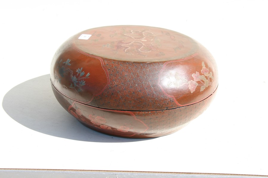 A large Chinese lacquer bowl & cover, decorated with dragons chasing a flaming pearl on a red - Image 13 of 14