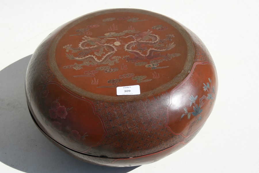 A large Chinese lacquer bowl & cover, decorated with dragons chasing a flaming pearl on a red - Image 3 of 14